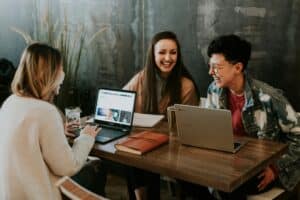 Étudiantes en prépa B/L travaillant en groupe, ambiance conviviale et studieuse