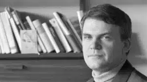Milan Kundera avec des livres