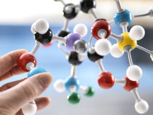 Comment utiliser les tableaux d’avancement en chimie : méthode et pièges à éviter