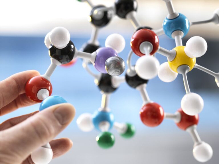 Comment utiliser les tableaux d’avancement en chimie : méthode et pièges à éviter